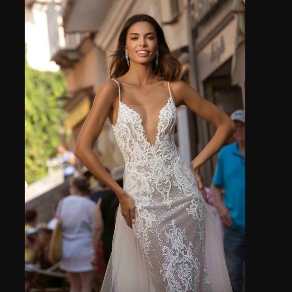 Berta Wedding Dress. Size 38 - Picture 3 of 5